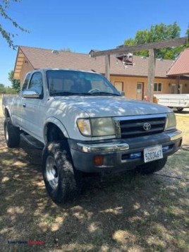 Toyota Tacoma - (Fresno)